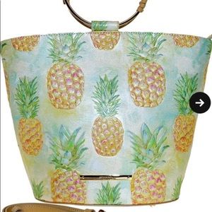 Brahmin bag very nice pineapple print smoke free don’t have long strap